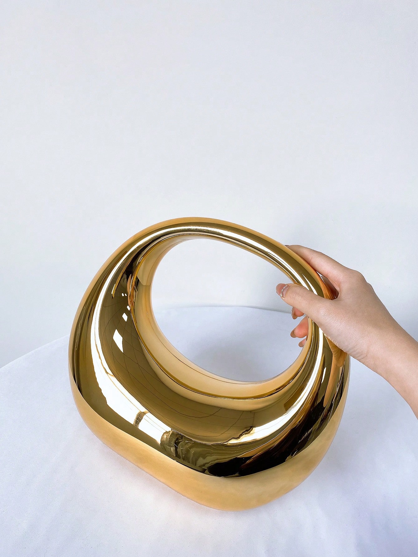 цена Модная зеркальная акриловая сумочка в форме круга, золото
