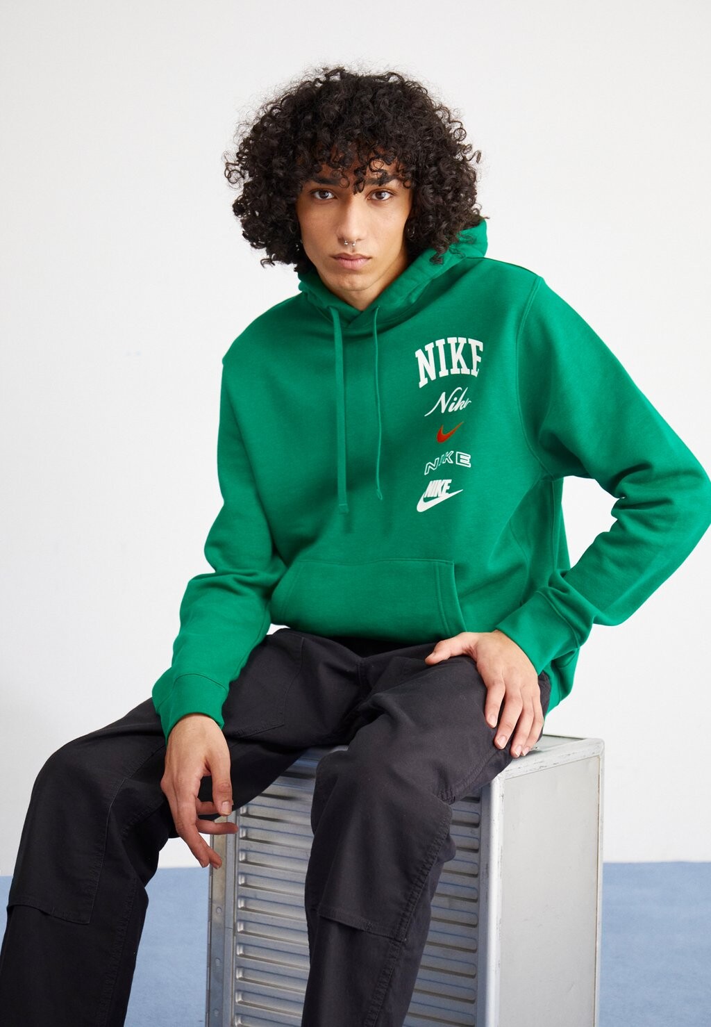 

Толстовка Club Stack Nike, цвет malachite/sail/safety orange