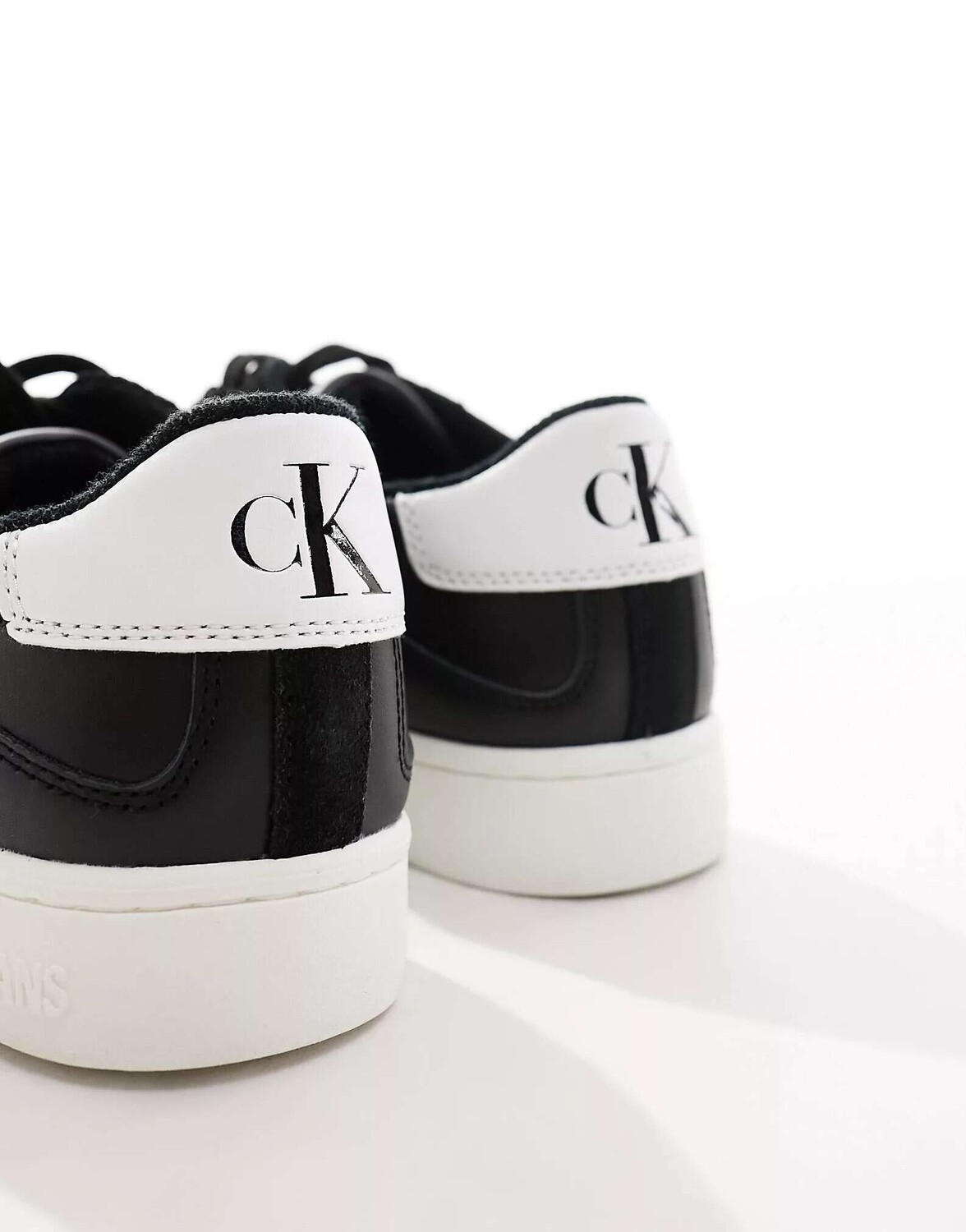 

Разноцветные кожаные кроссовки на шнуровке и подошве Calvin Klein Jeans