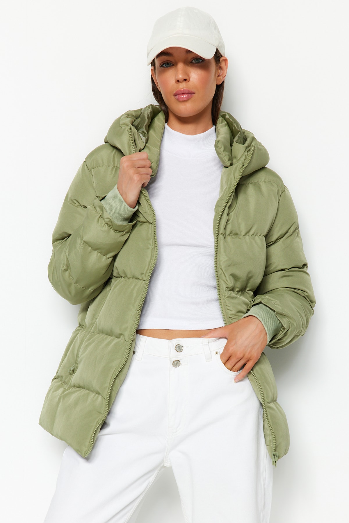 Куртка-пуховик Trendyol оверсайз водоотталкивающая с капюшоном, зеленый цена и фото