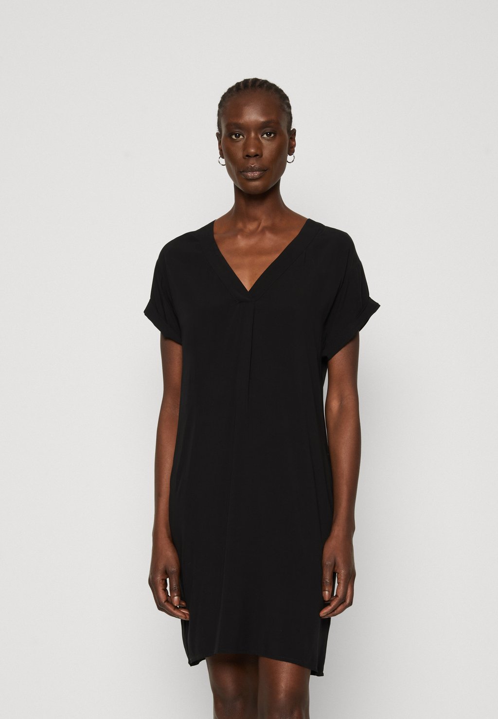 цена Дневное платье DRESS Gap, цвет true black