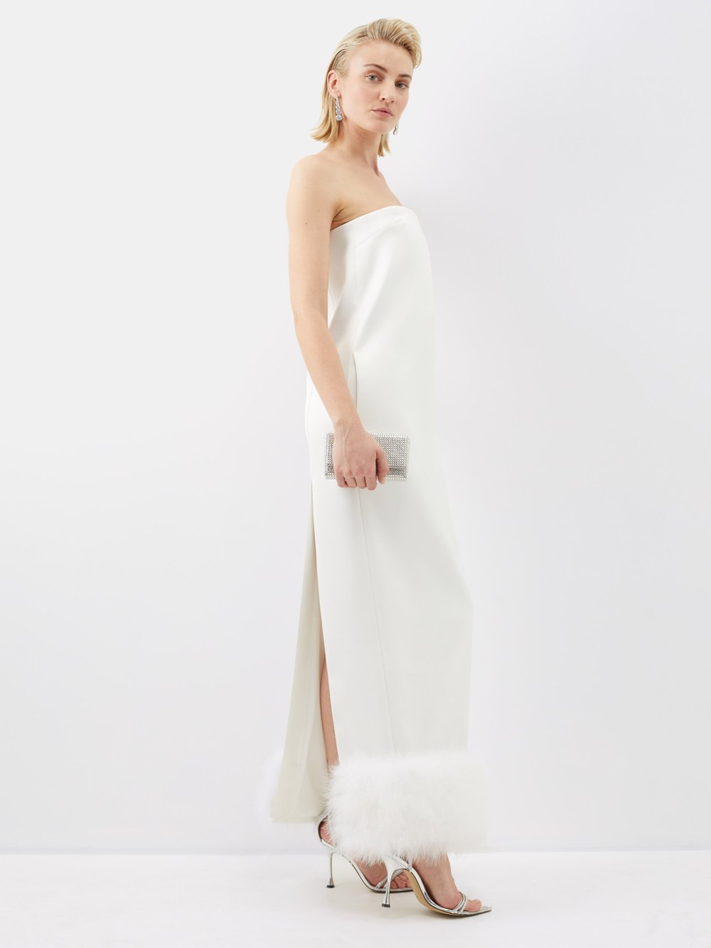 цена Атласное платье без бретелек blaise с отделкой перьями 16Arlington, белый