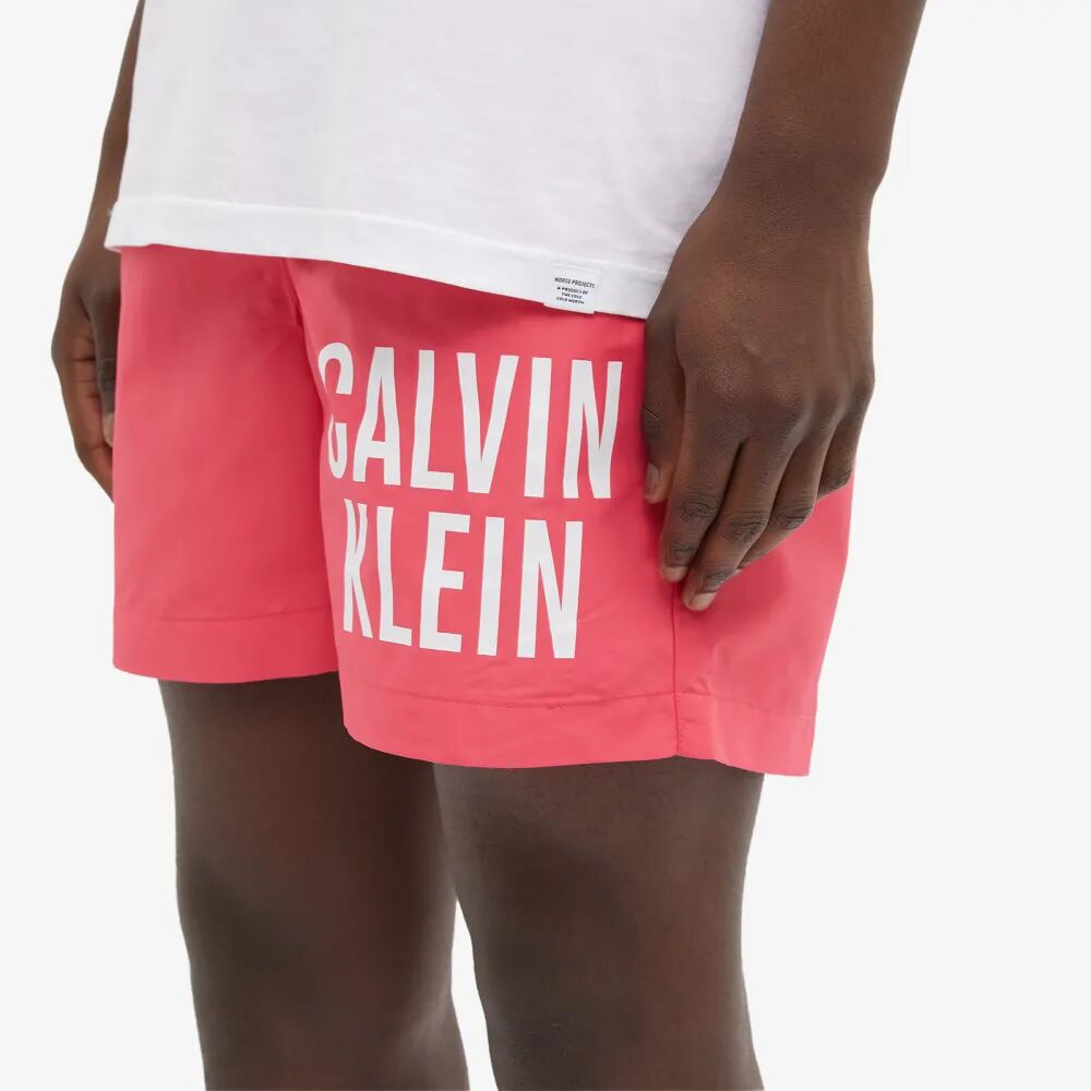 Calvin Klein Шорты для плавания с большим логотипом, розовый черные шорты для плавания с большим тисненым логотипом moschino черный