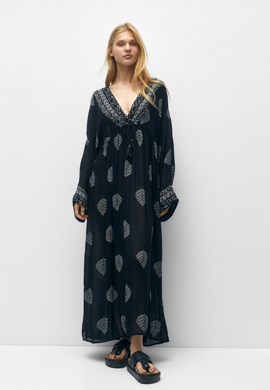 

Длинное платье PULL&BEAR, черный