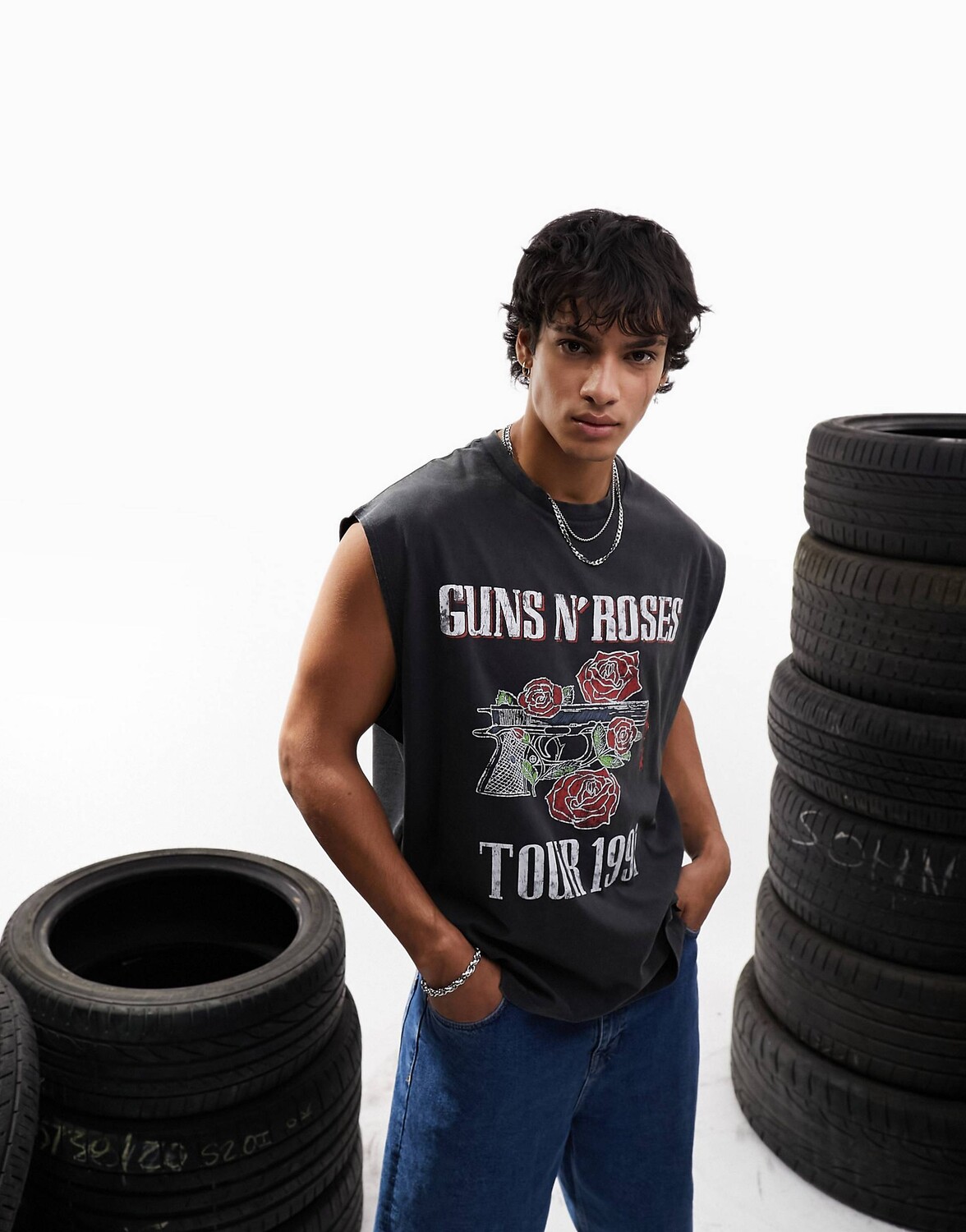 

Черный выбеленный свободный жилет с принтом Guns N Roses ASOS DESIGN