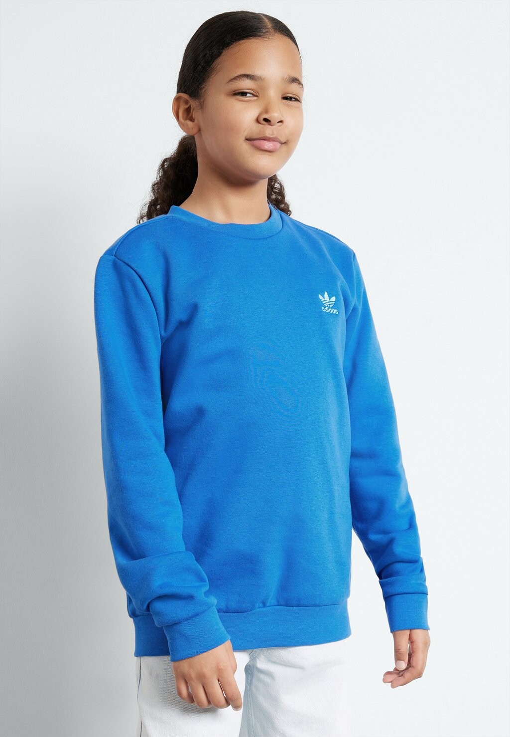 цена Толстовка Crew Junior Unisex adidas Originals, цвет blue/semi blue burst