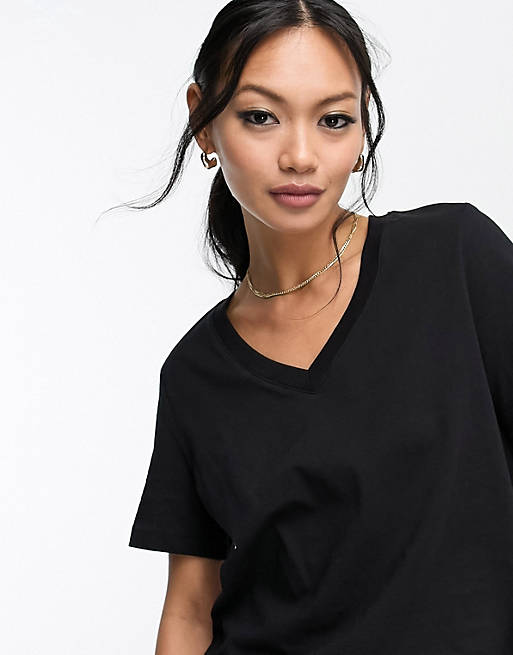 Черная футболка с v-образным вырезом и короткими рукавами Selected Femme