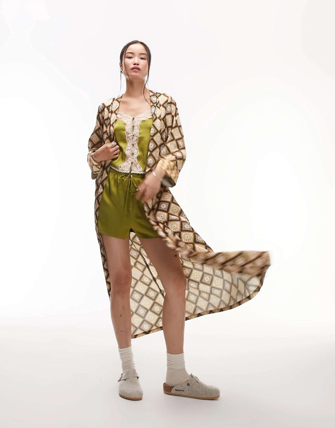 

Атласный халат Topshop с плиточным принтом и контрастными манжетами разноцветного цвета