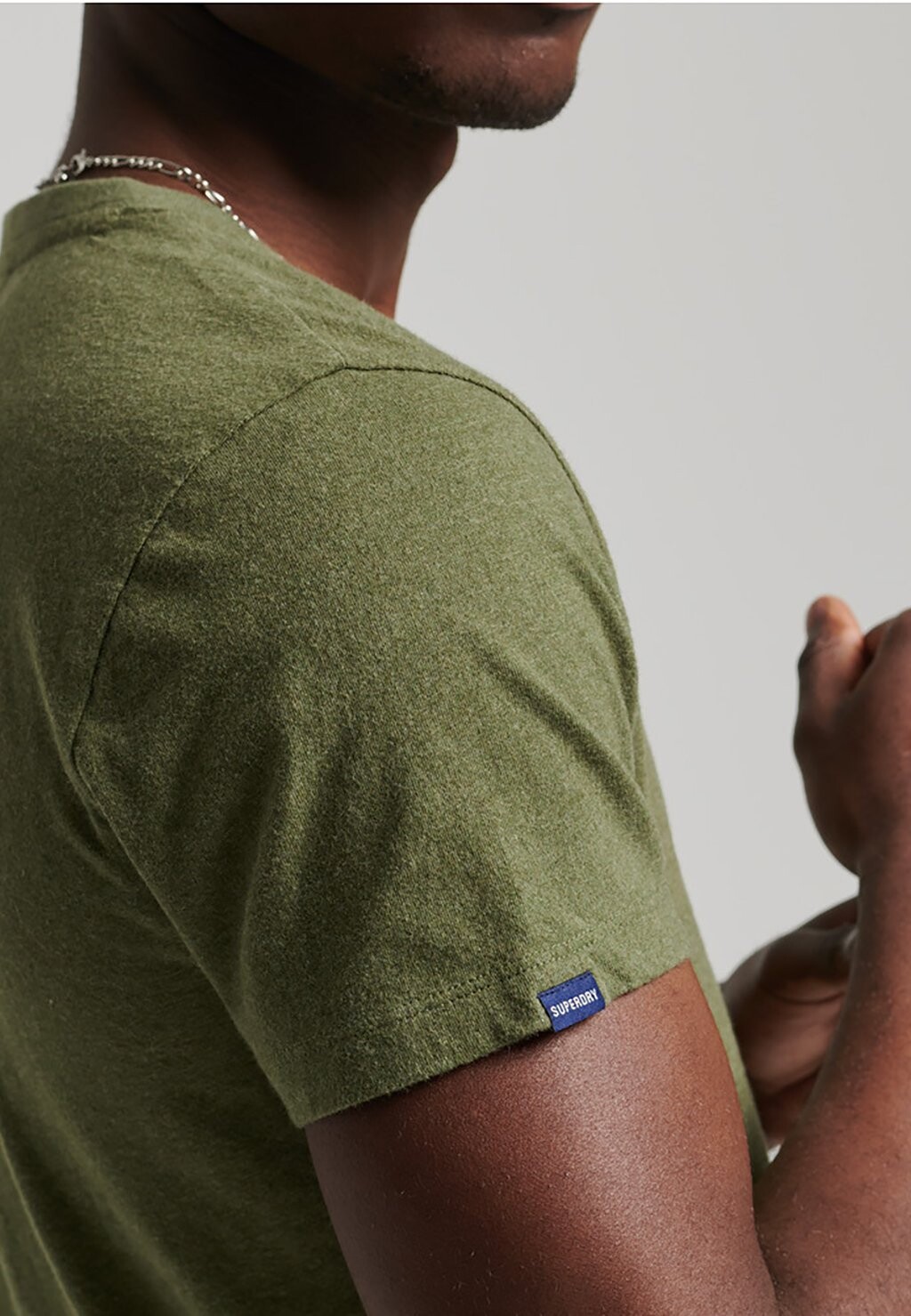 

Футболка базовая VINTAGE LOGO V-NECK Superdry, цвет thrift olive marl