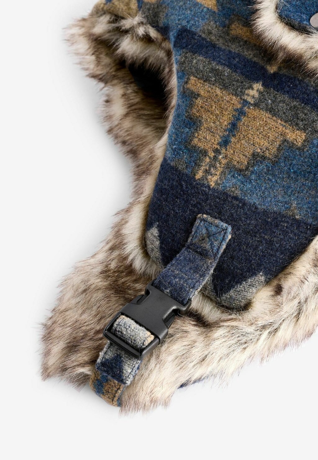 

Шапка GEOMETRIC PRINT TRAPPER REGULAR FIT Next, синий