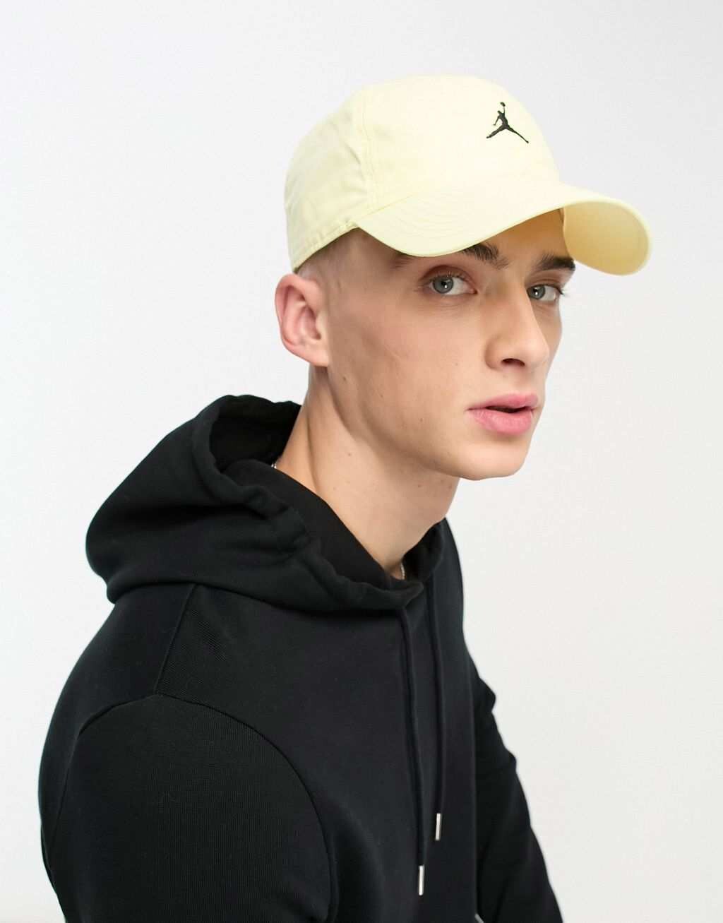 

Желтая кепка с логотипом Jordan Jumpman