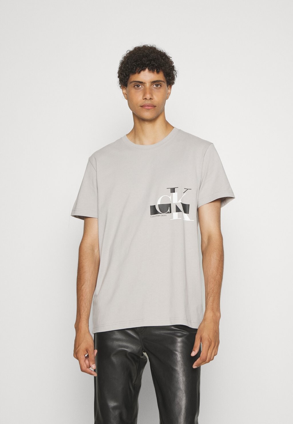 

Футболка с принтом Calvin Klein Jeans, серый