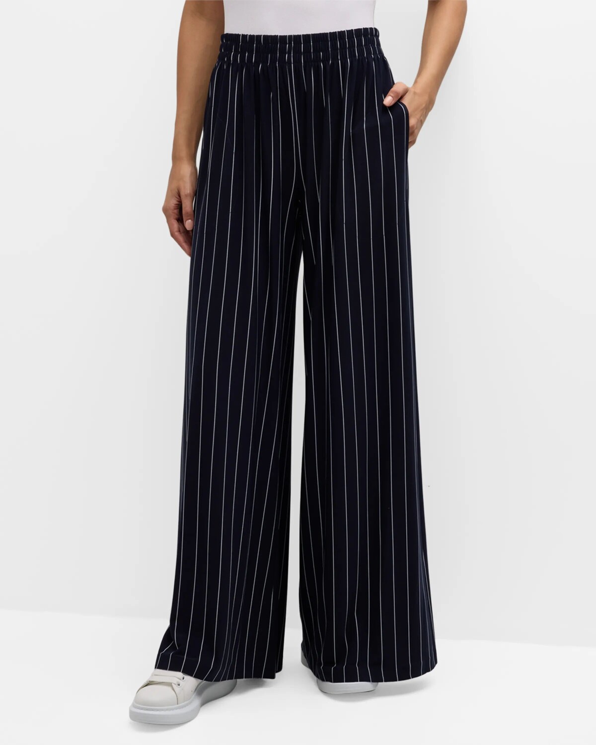 

Спортивные штаны-бойфренды в тонкую полоску со слоном Norma Kamali, цвет True Navy Pinstripe