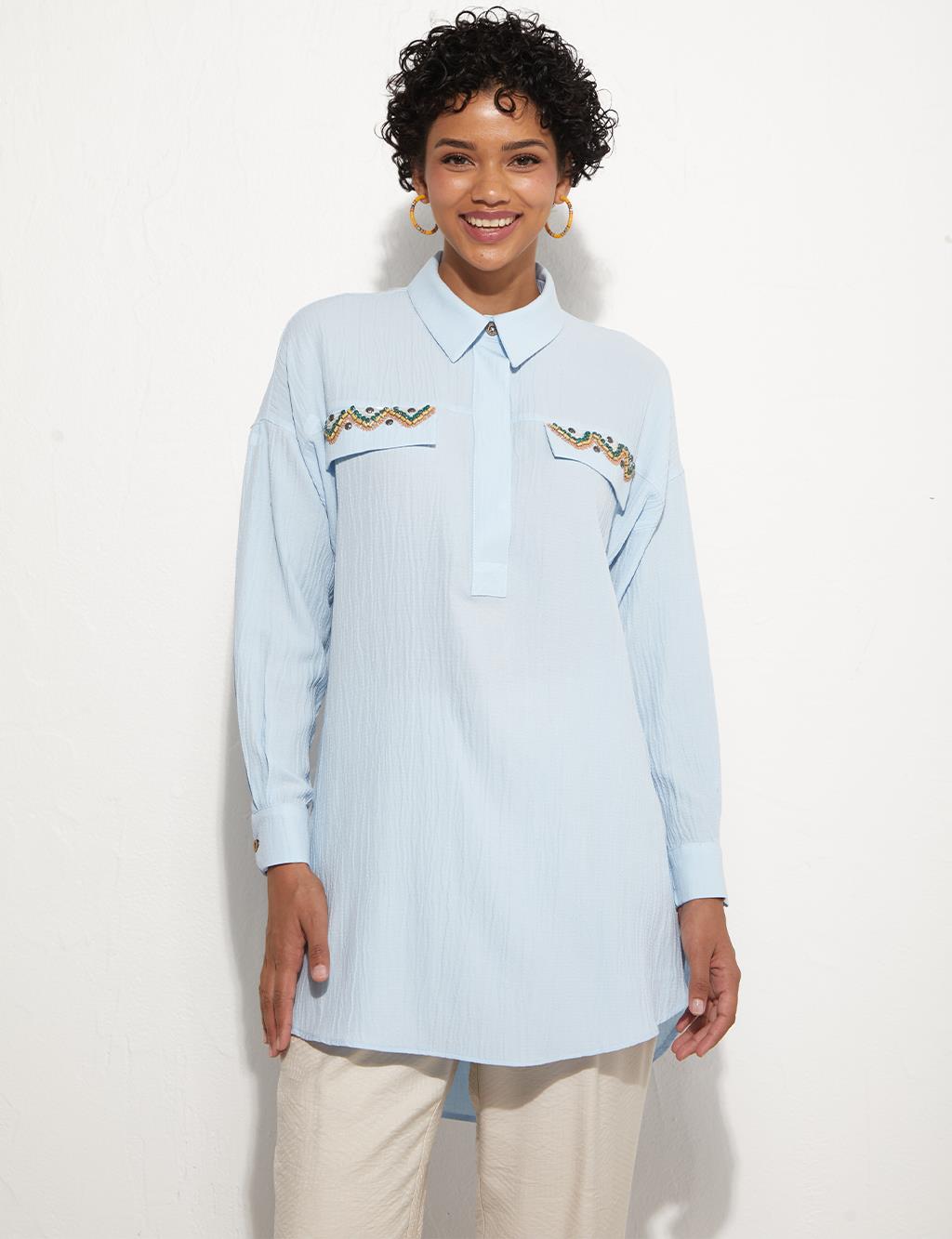Блузка с полупланкой и искусственными карманами ледяного цвета Kayra