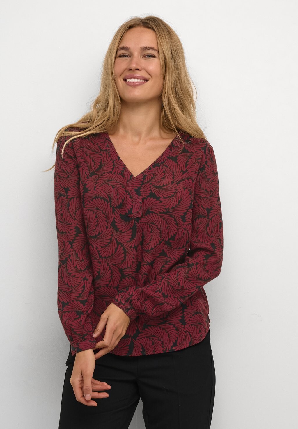

Блузка Kaffe KAMARI AMBER V-NECK, цвет red fan print