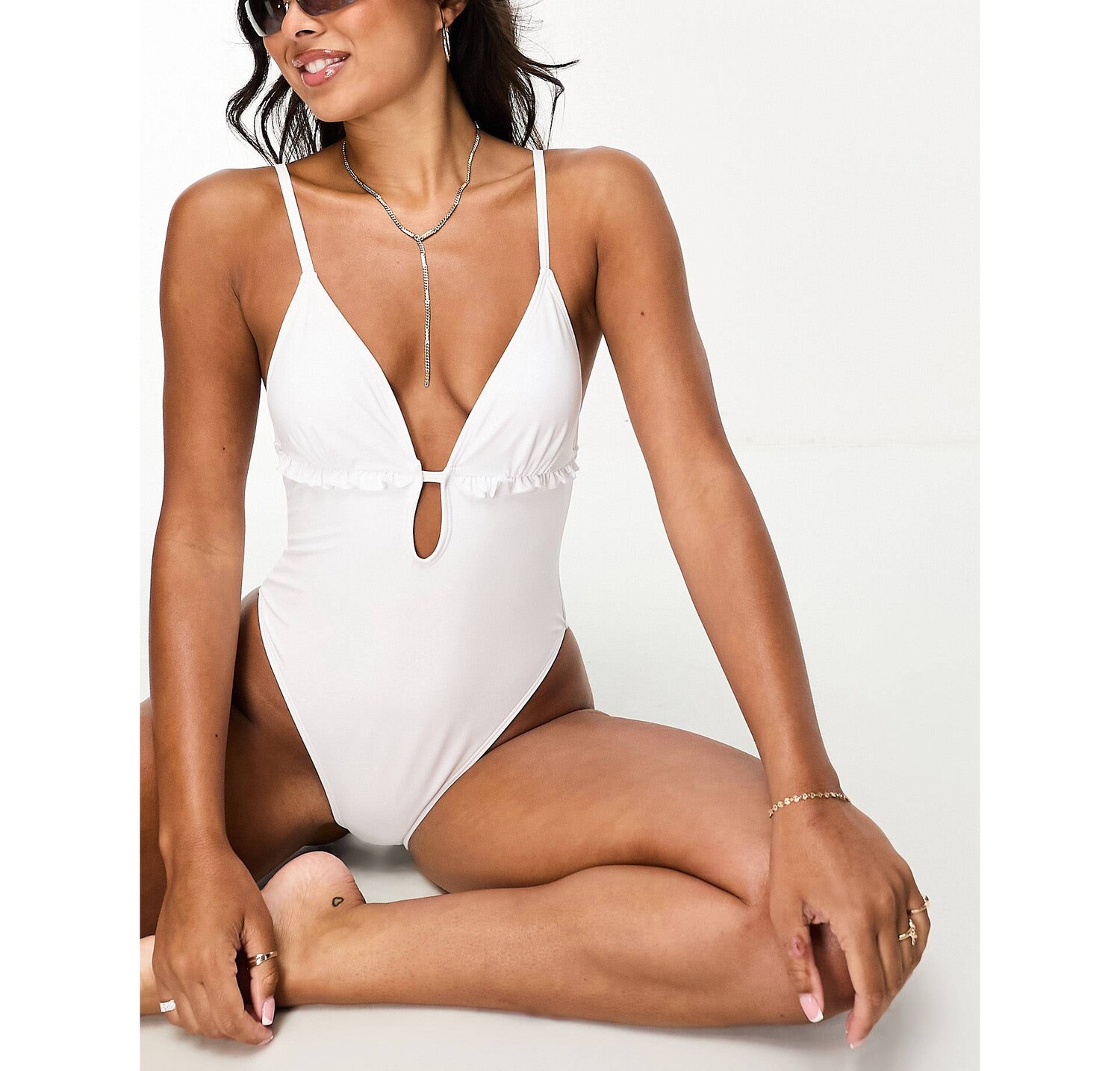 

Белый купальник с глубоким вырезом и оборками River Island