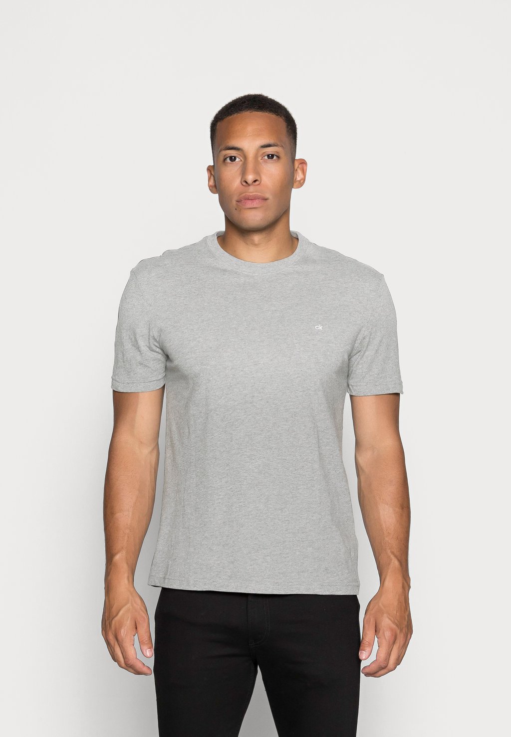 цена Базовая футболка Calvin Klein, светло-серый вереск