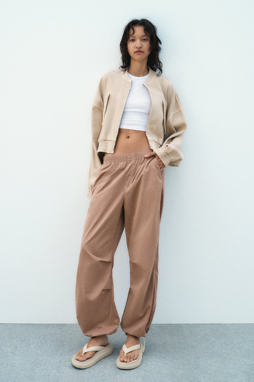 

Брюки parachute из смешанного нейлона Zara, бежево-розовый