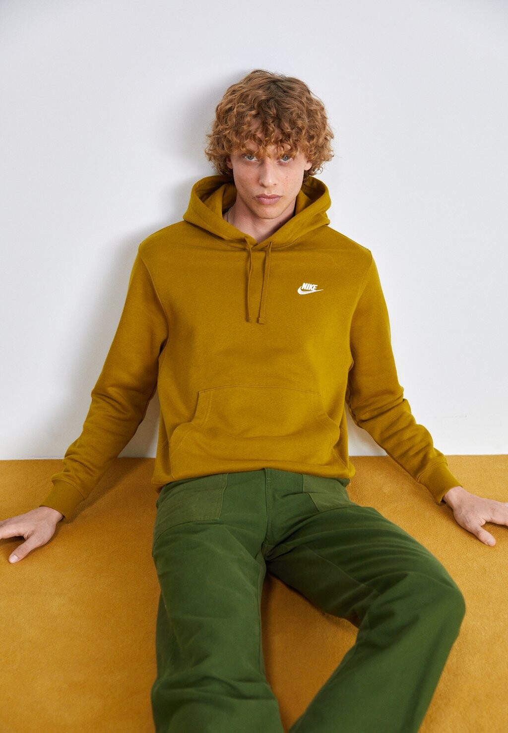 

Толстовка с капюшоном CLUB HOODIE Nike, латунь