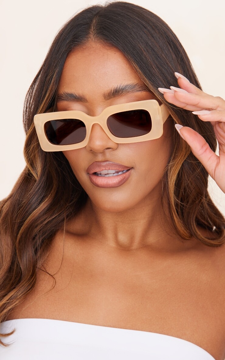 

PrettyLittleThing Бежевые солнцезащитные очки в массивной квадратной оправе