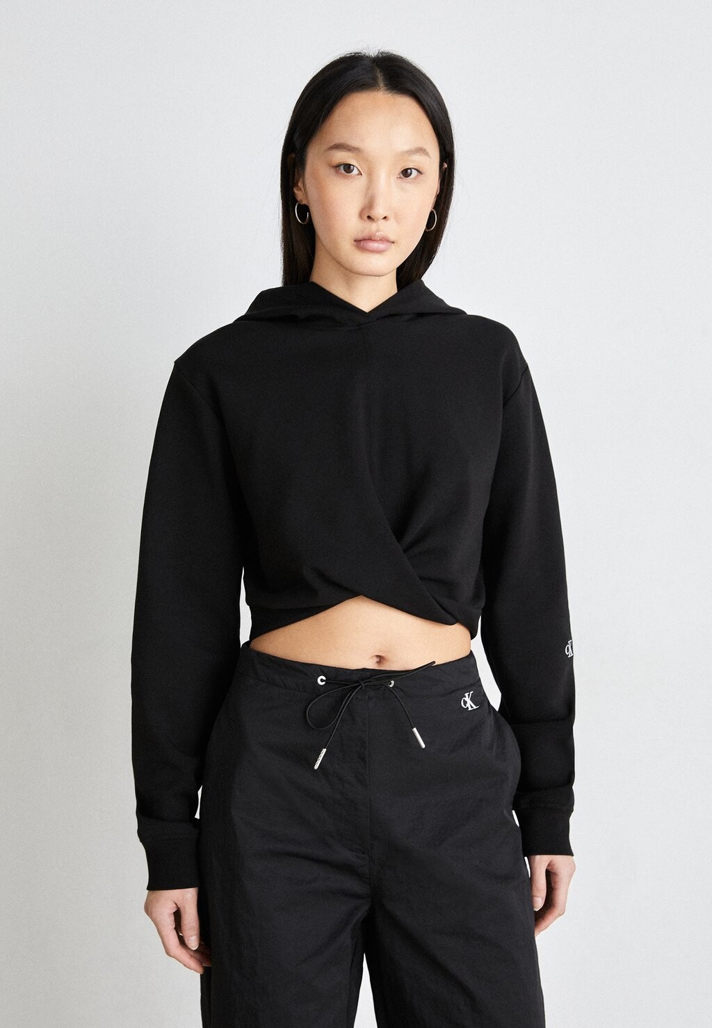 

Толстовка WRAP CROPPED HOODIE Calvin Klein Jeans, черный