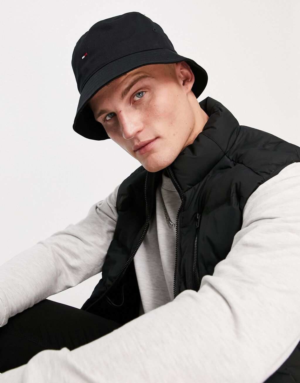 

Черная панама с маленьким флагом и логотипом Tommy Hilfiger
