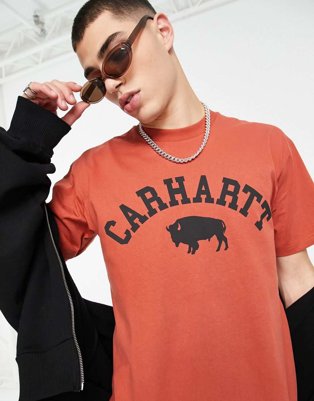 цена Оранжевая футболка с шкафчиком Carhartt WIP