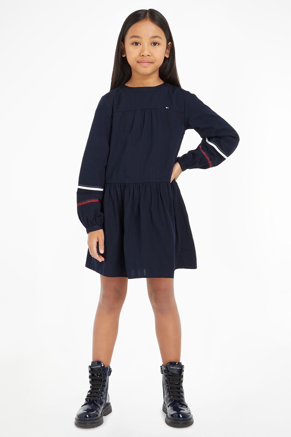 

Девушка Global в синем полосатом платье Tommy Hilfiger, синий