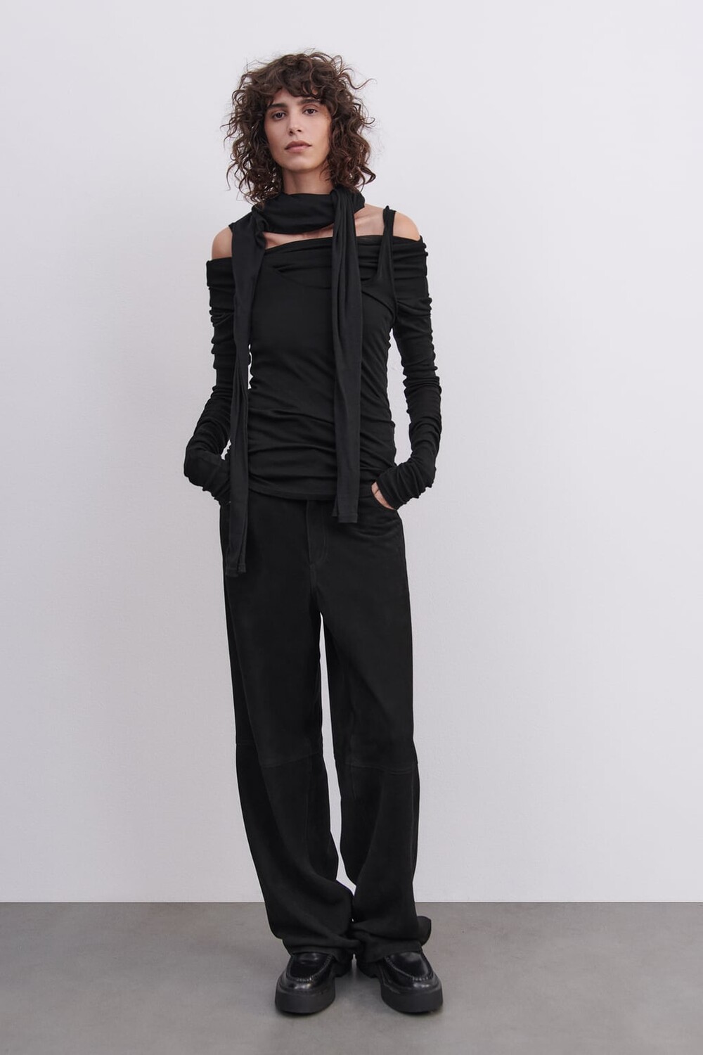 

Вырез топа на плечах ZARA, черный
