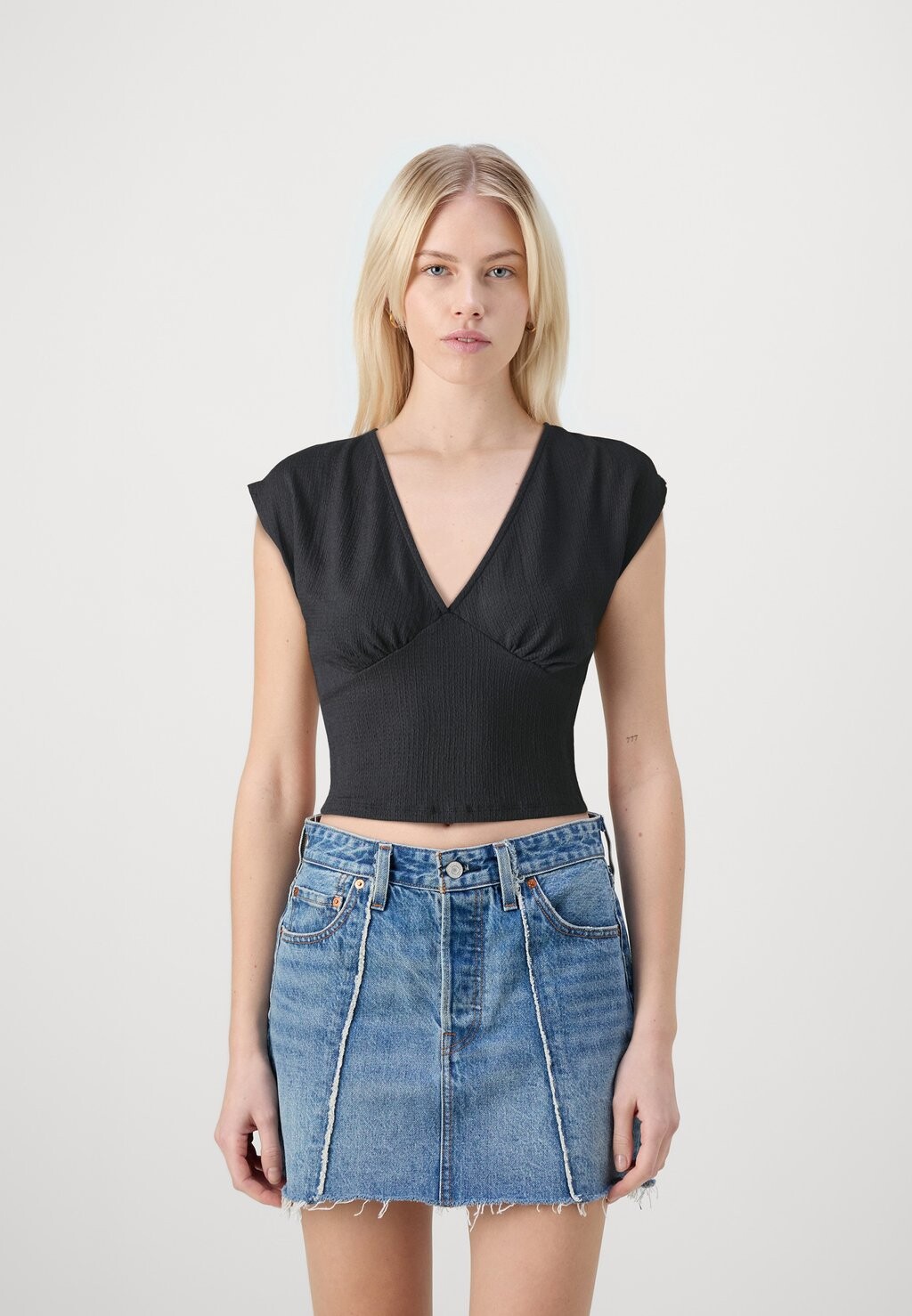 

Базовая футболка Onlhillery Vneck ONLY, черная