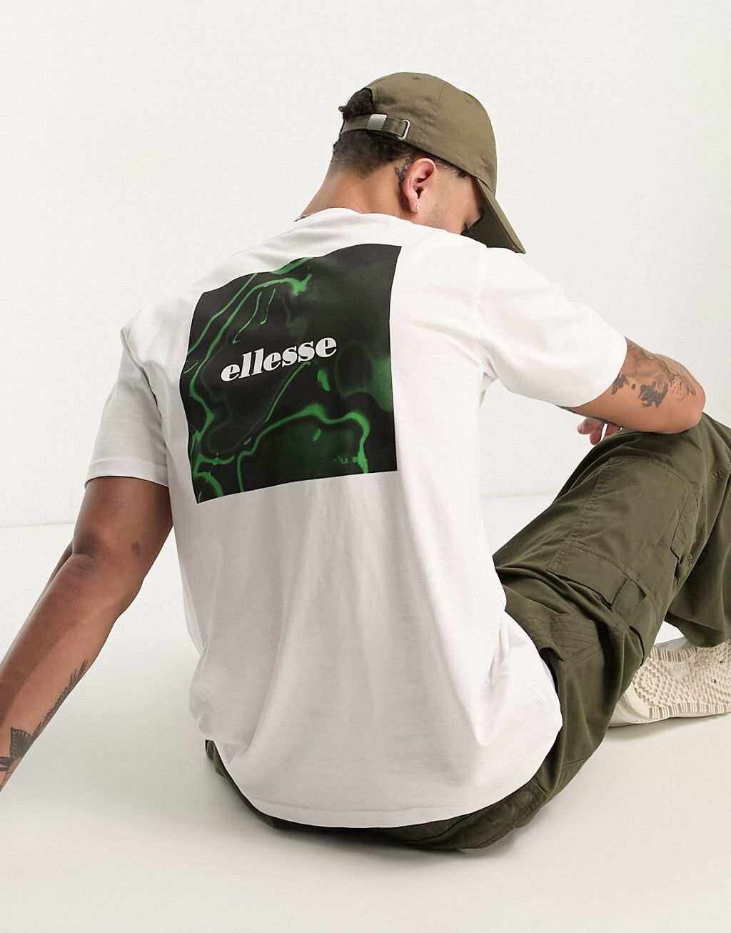 

Белая футболка с зеленым кислотным принтом на спине ellesse Vipera