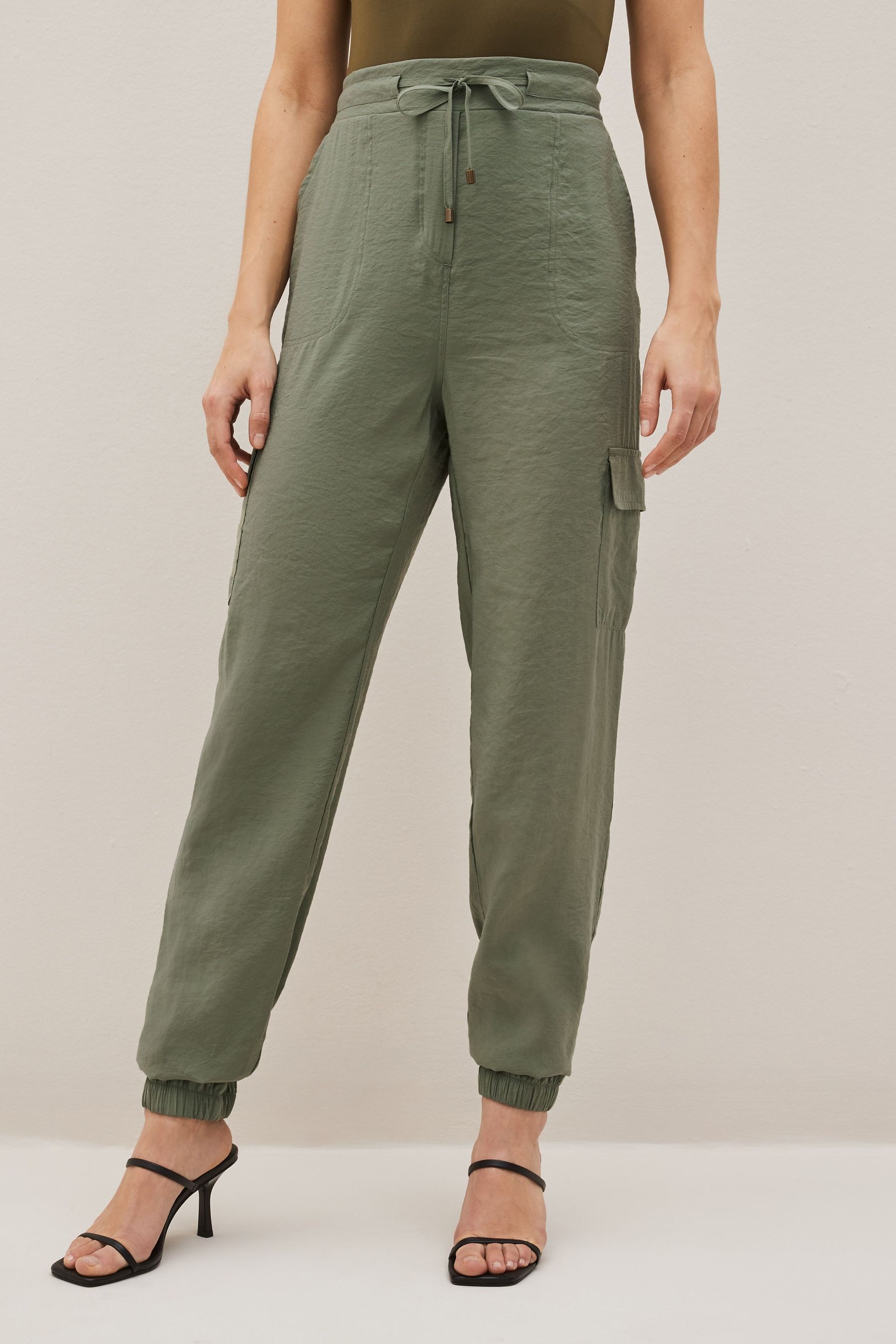 Практичные брюки с боковым карманом Next, зеленый брюки voolya практичные 42 размер
