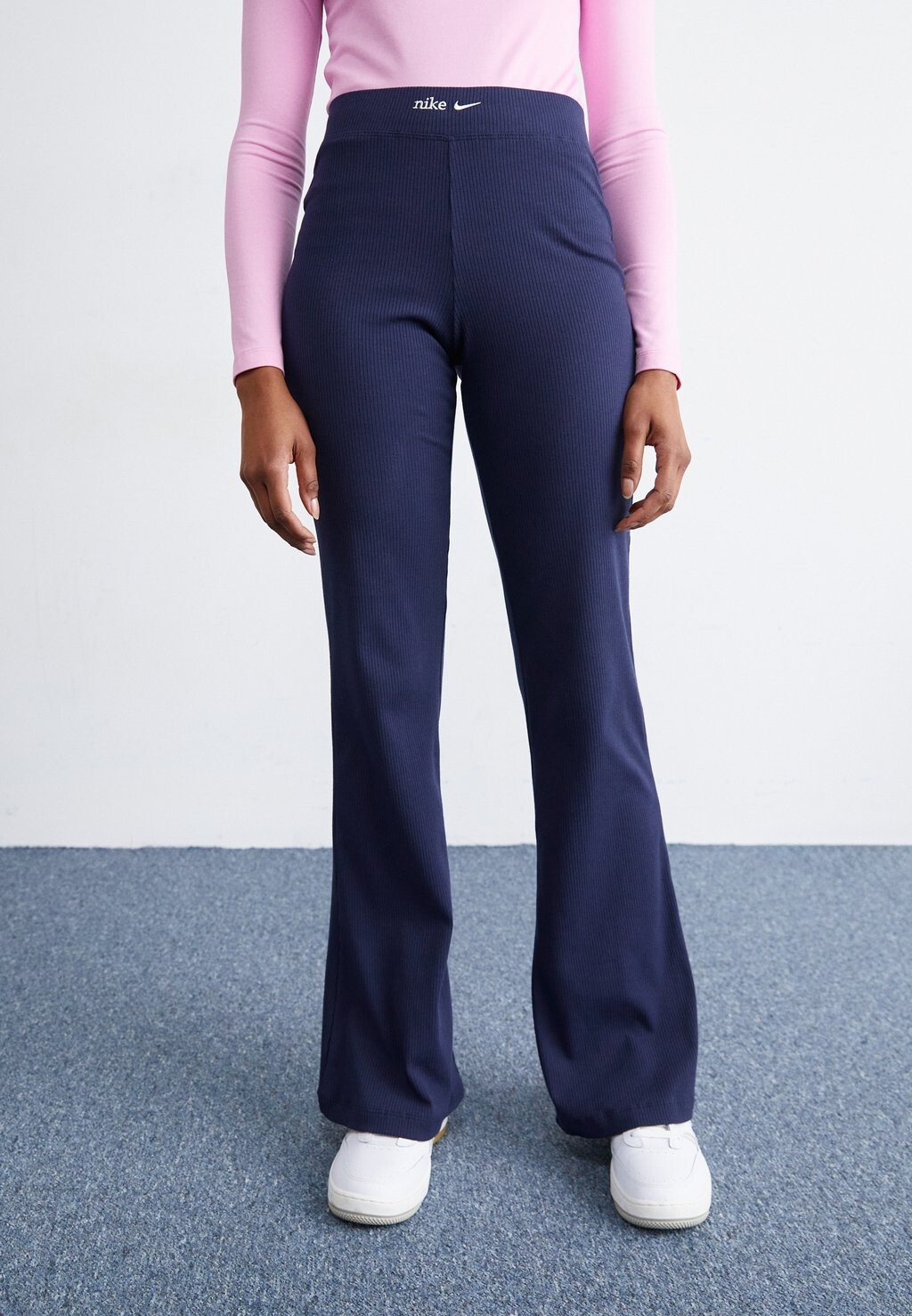 

Брюки TREND FLARED PANT Nike Sportswear, цвет obsidian