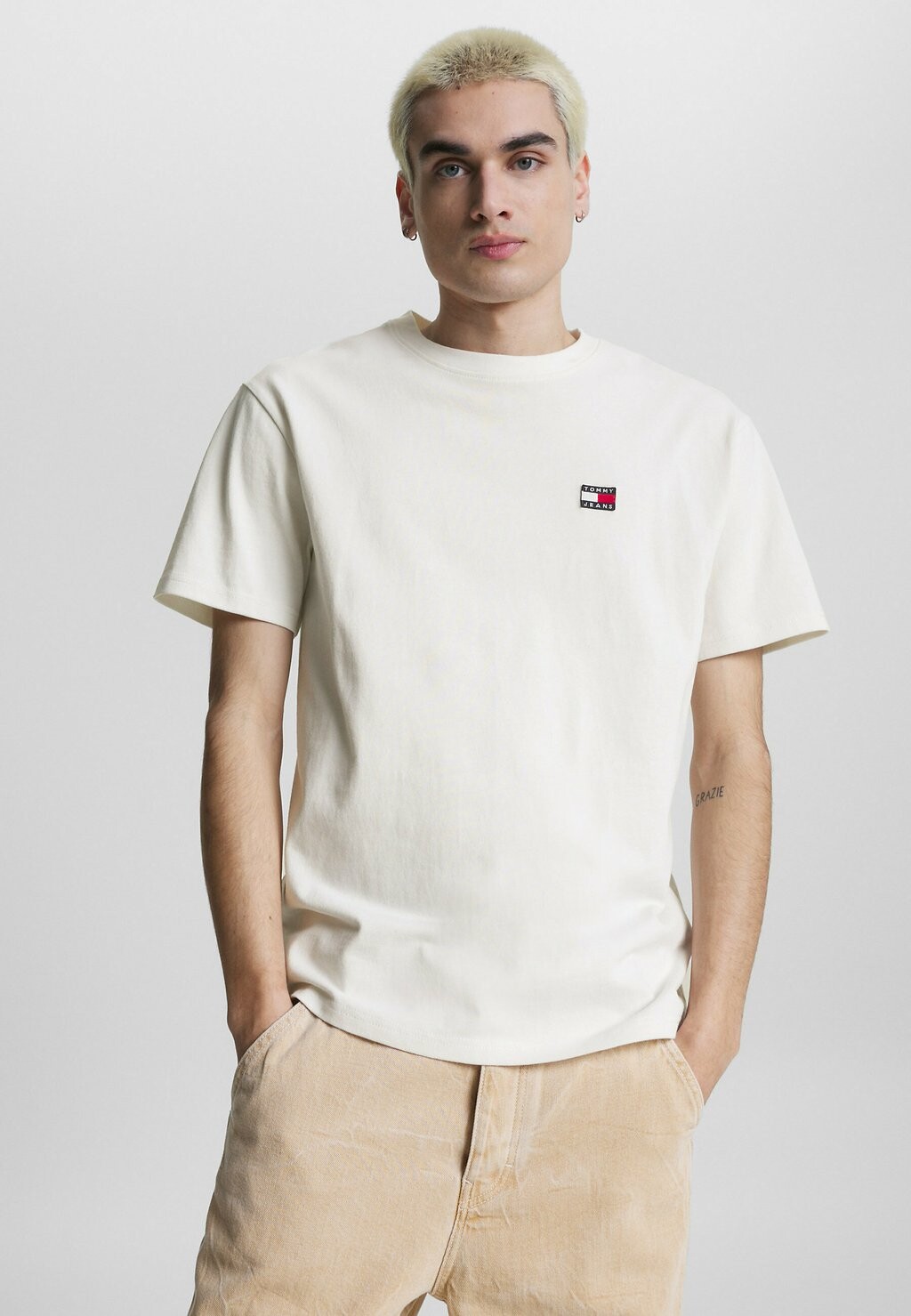

Базовая футболка BADGE CLASSIC FIT Tommy Jeans, старинный белый