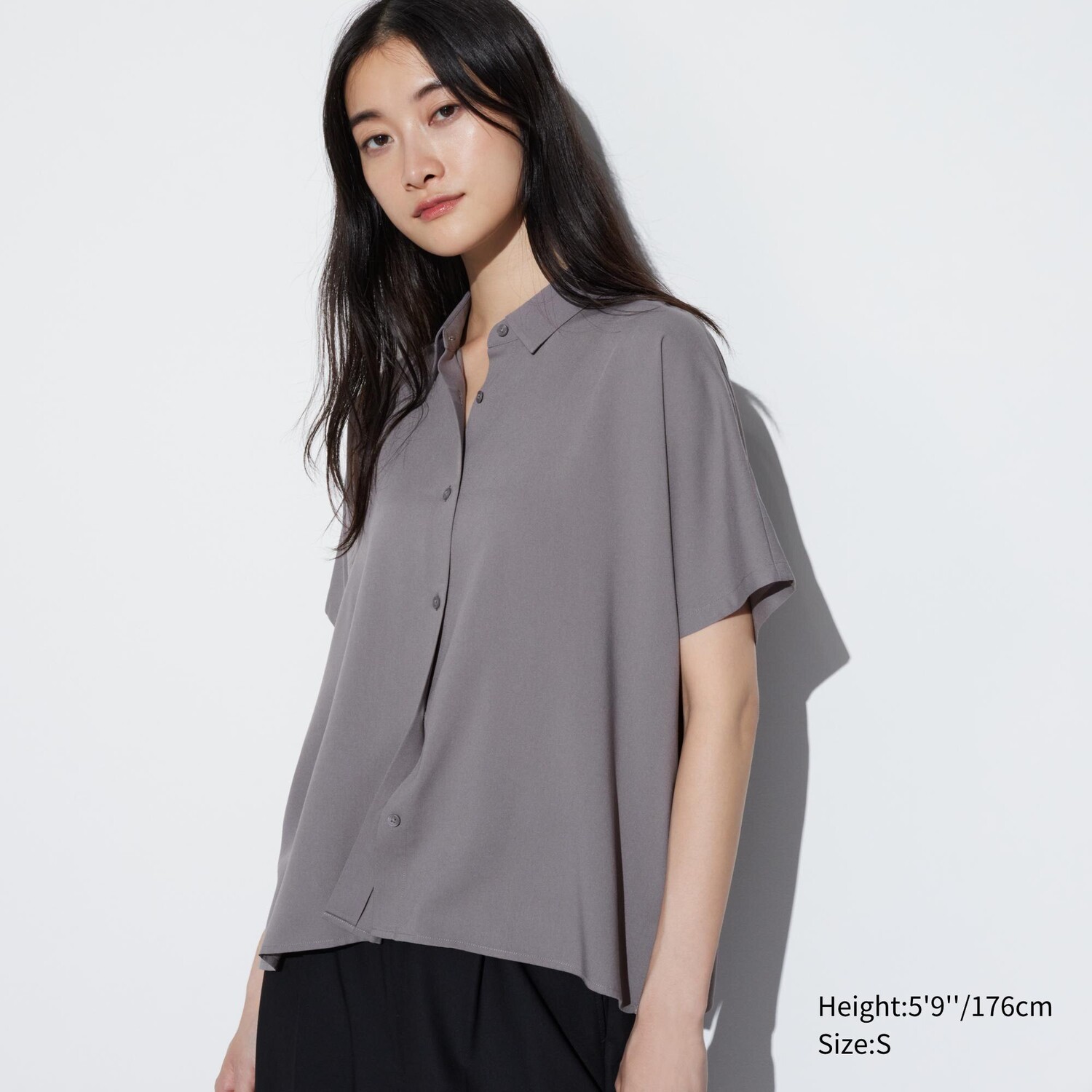 

Блузка UNIQLO из вискозы с коротким рукавом, серый