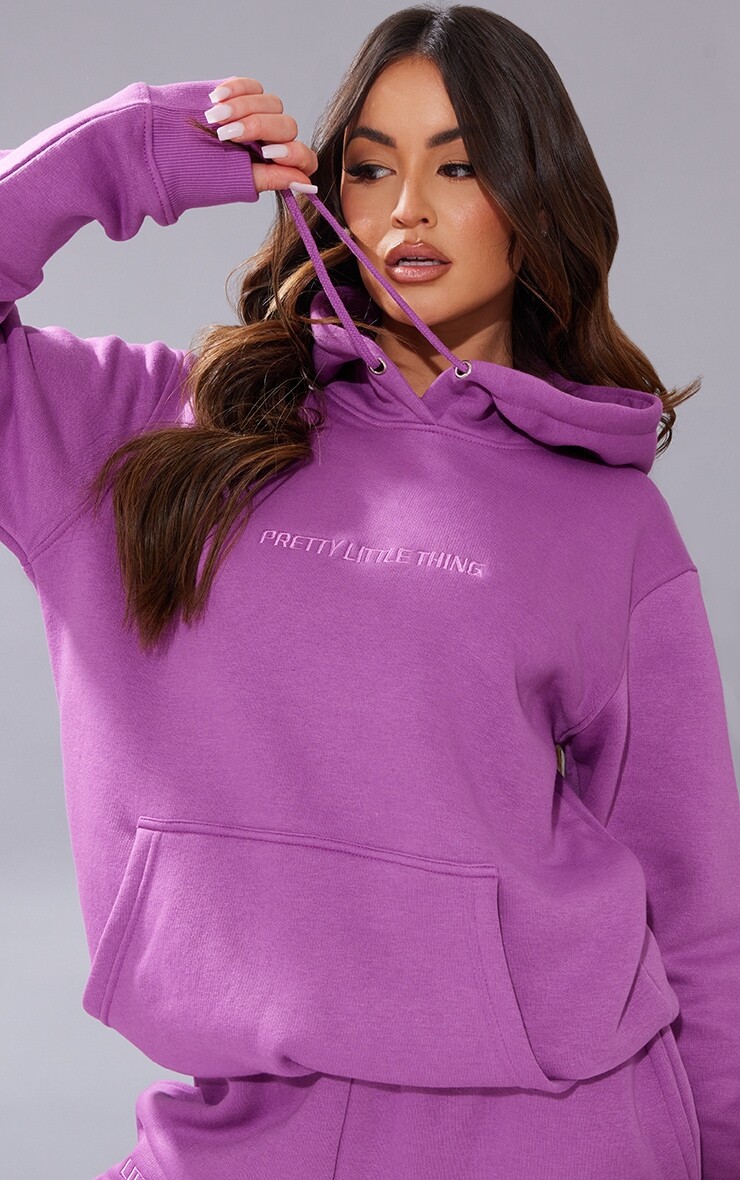 

Фиолетовый худи PrettyLittleThing с вышитым слоганом