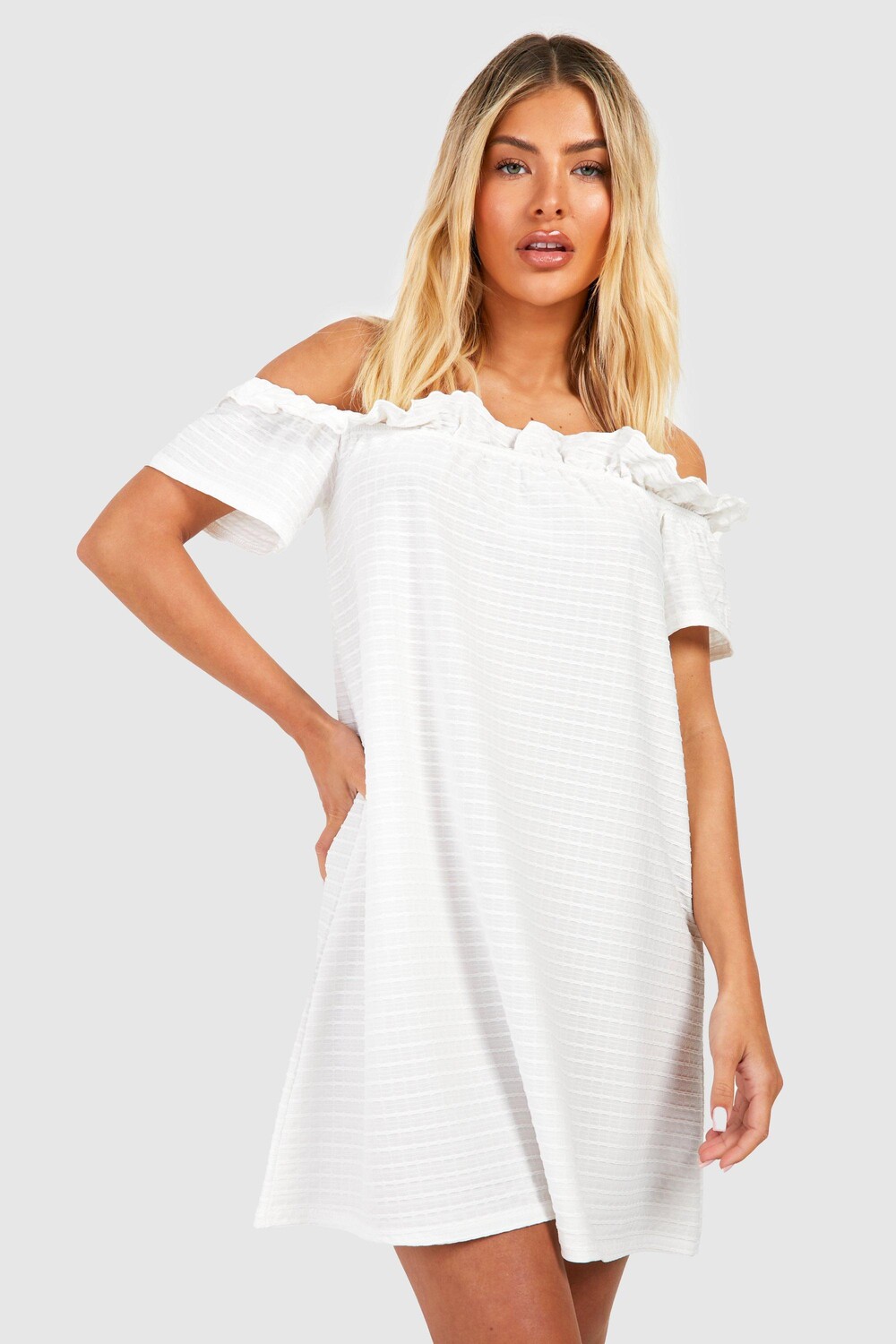 

Платье с открытыми плечами Boohoo, слоновая кость