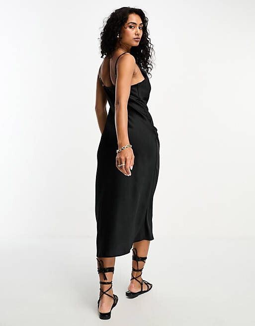 

Черное атласное платье миди с воротником-хомутом River Island