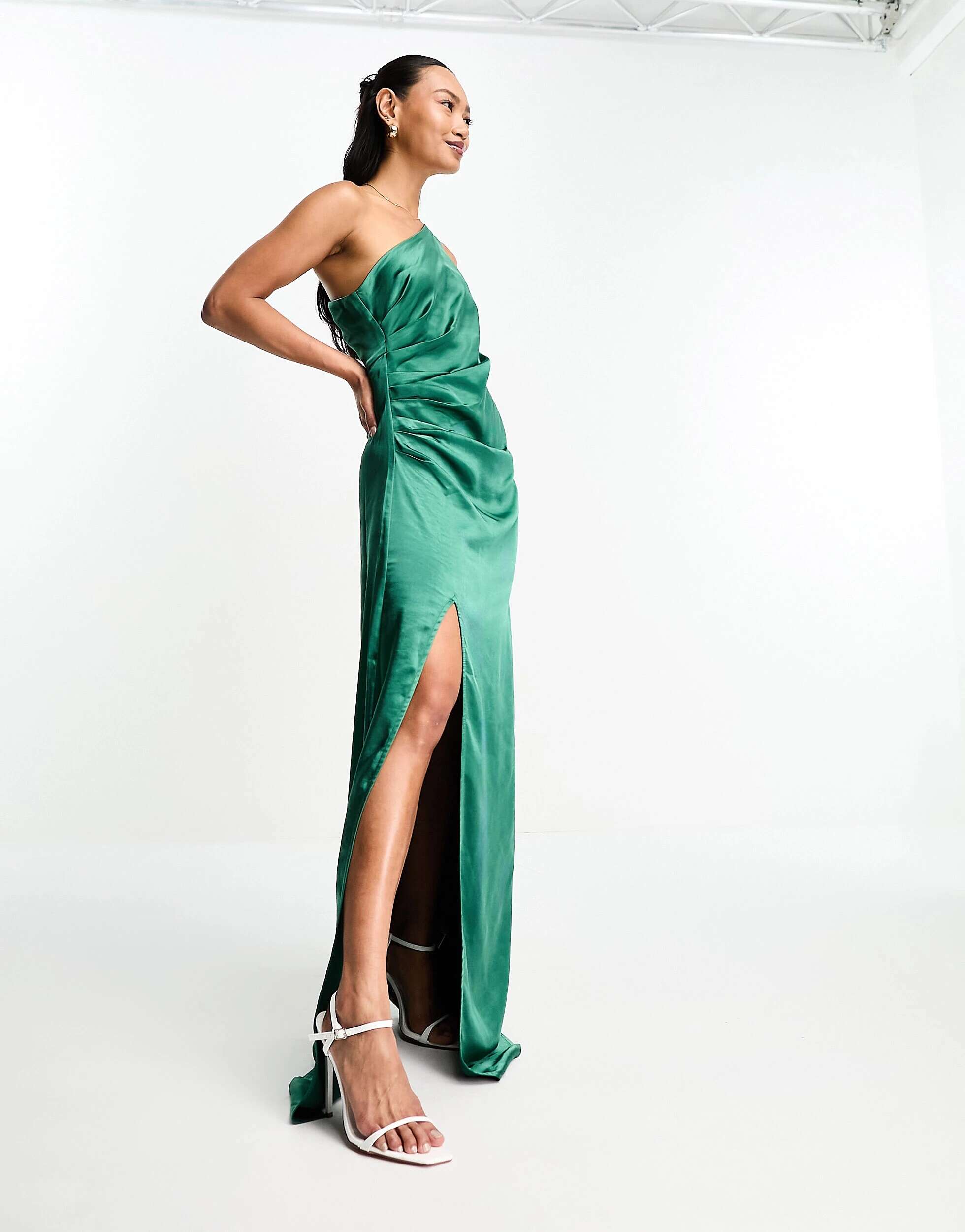 Изумрудно-зеленое атласное платье макси на одно плечо со сборками Pretty Lavish Amelia