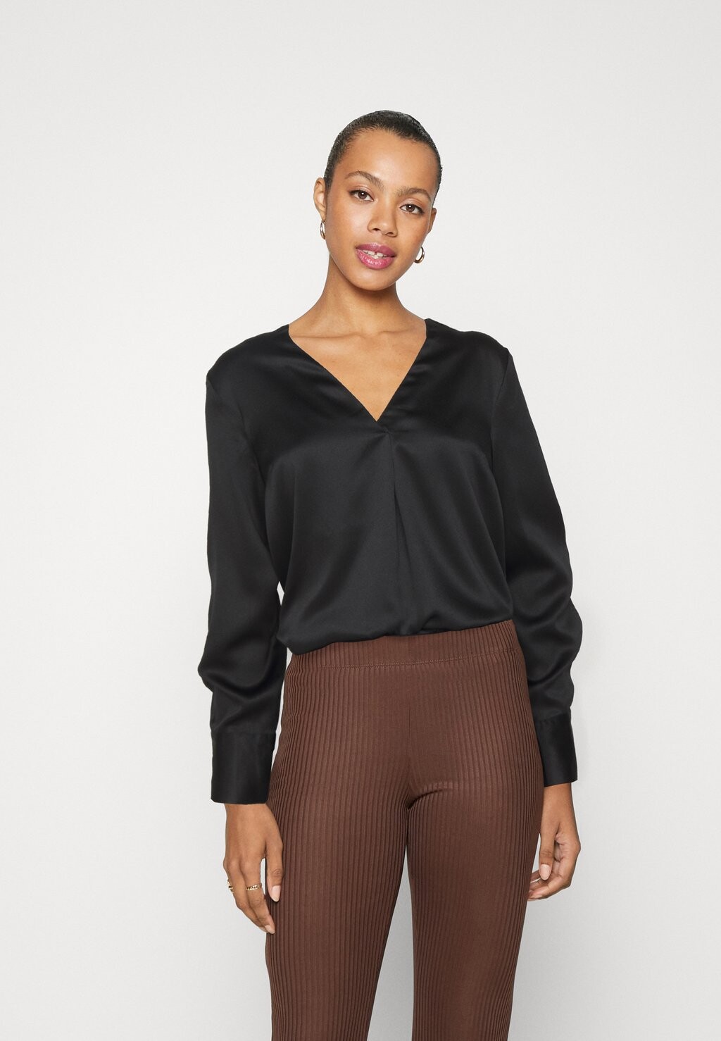 

Блузка Pieces PCSILJA V-NECK, черный