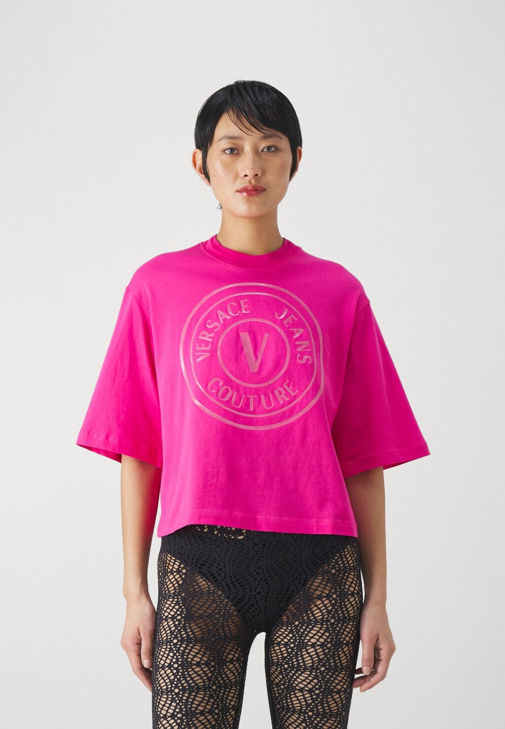 

Футболка с принтом Gummy Glitter Versace Jeans Couture, цвет fuxia