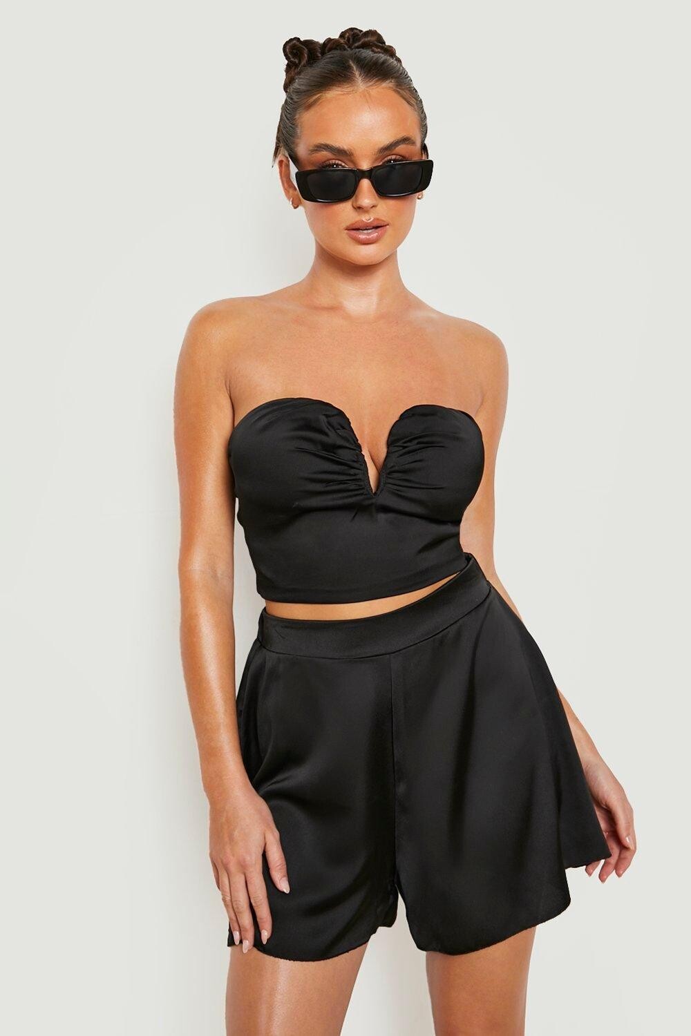 

Атласные струющиеся шорты Boohoo, черный