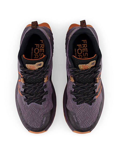 

Серые и оранжевые кроссовки New Balance Hierro