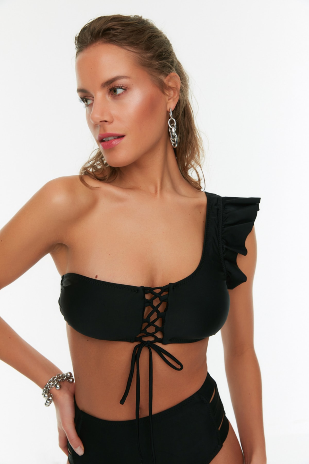 

Топ бикини на одно плечо с отделкой Black Tie Trendyol, черный