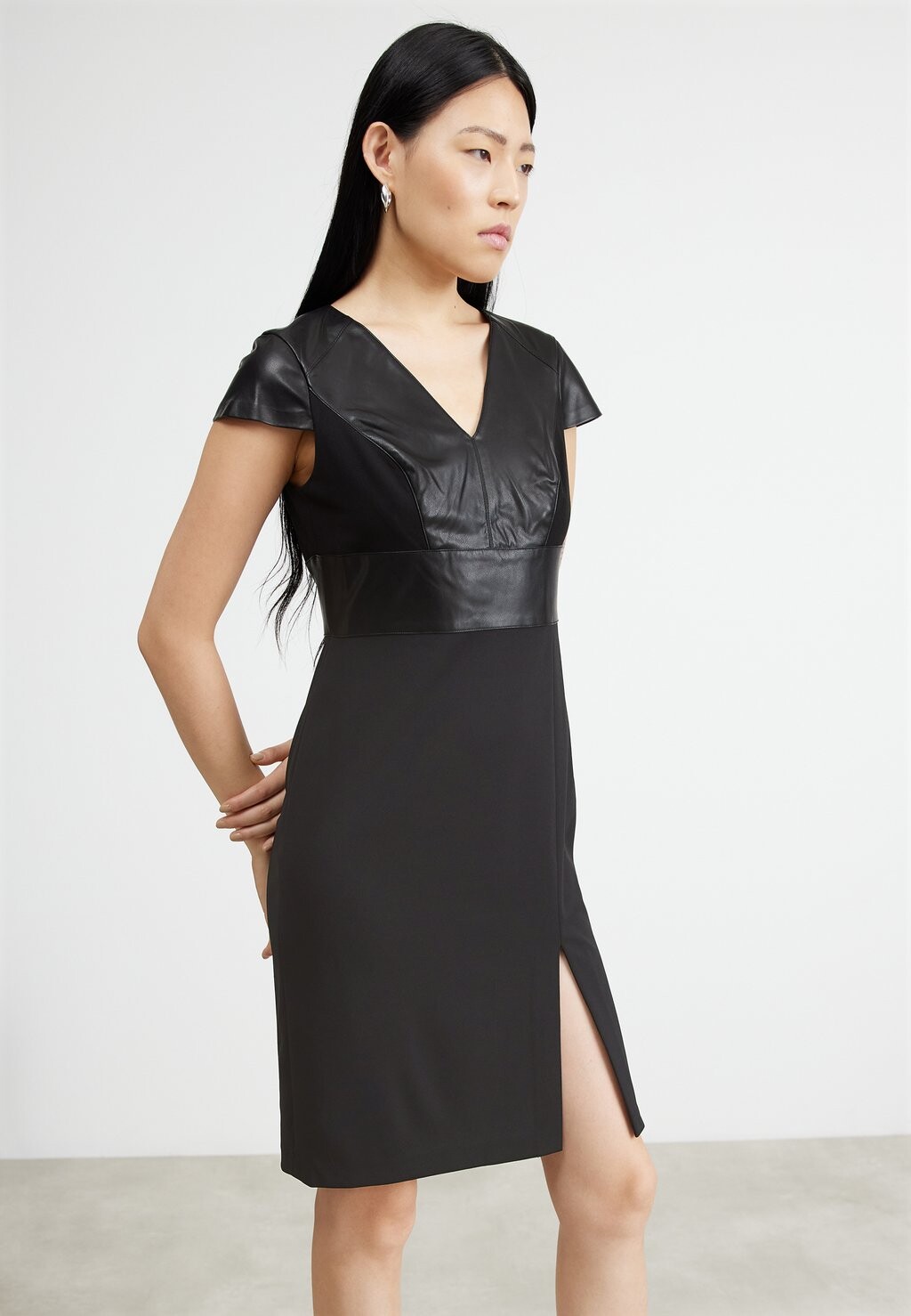 

Коктейльное платье / Вечернее платье V NECK MIX-MEDIA MIDI DRESS DKNY, черный