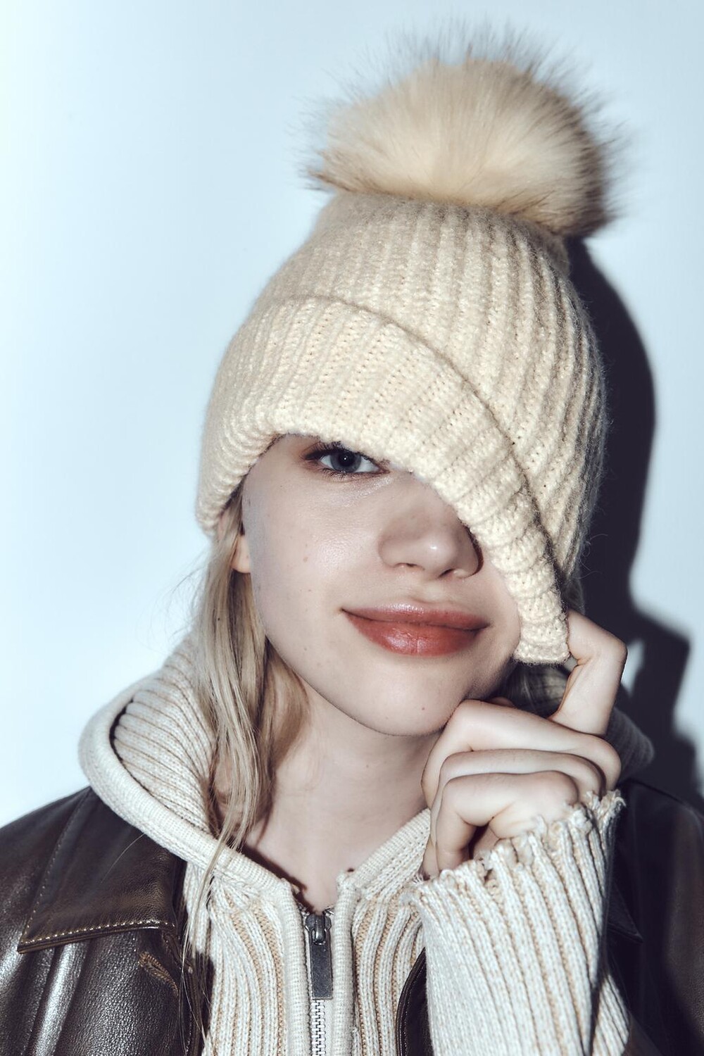 

Вязанная шапка с помпом ZARA, экрю