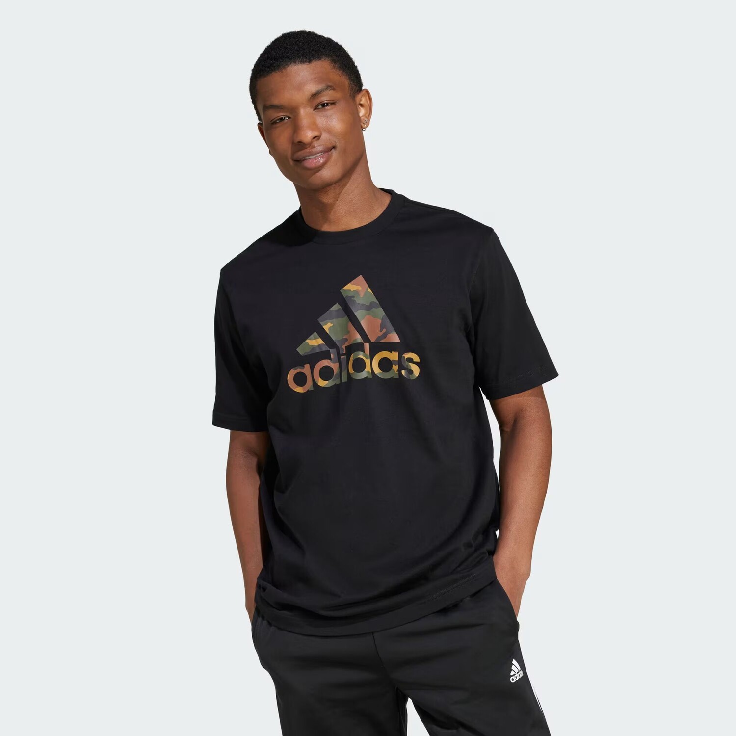 

Футболка с камуфляжным значком и спортивным рисунком Adidas, цвет Black