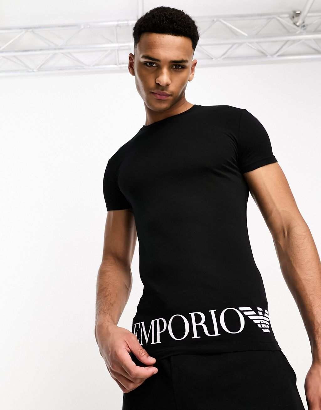 

Черная футболка с блестящим логотипом Emporio Armani Bodywear