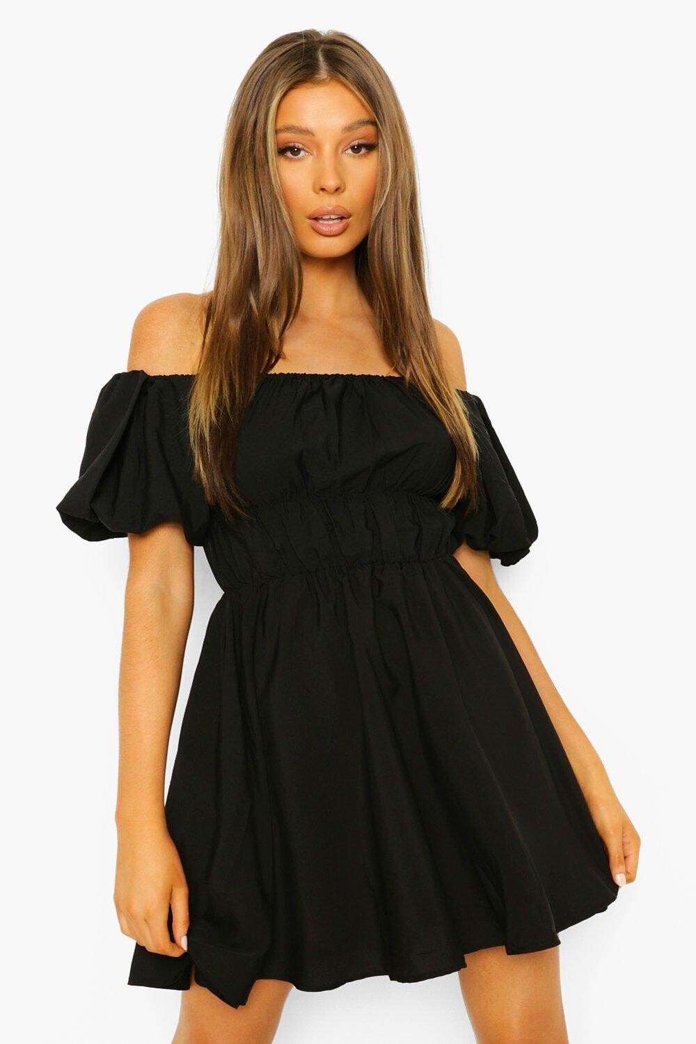 

Приталенное платье с открытыми плечами и рюшами boohoo, черный