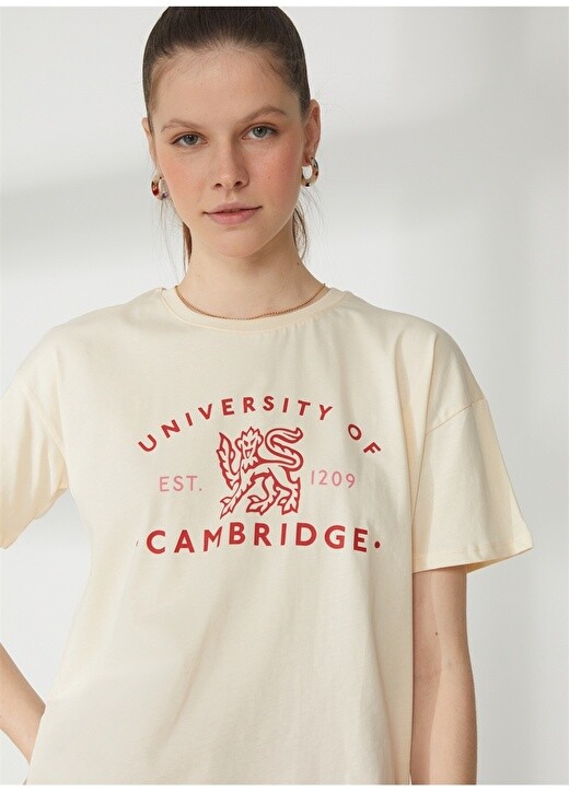 

Женская футболка оверсайз цвета экрю с принтом Cambridge Never Say Never